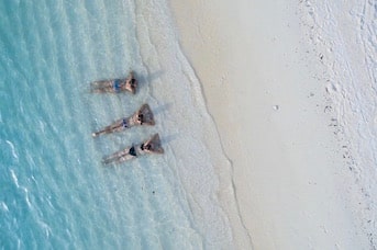 Vacanciers à la plage en Guadeloupe